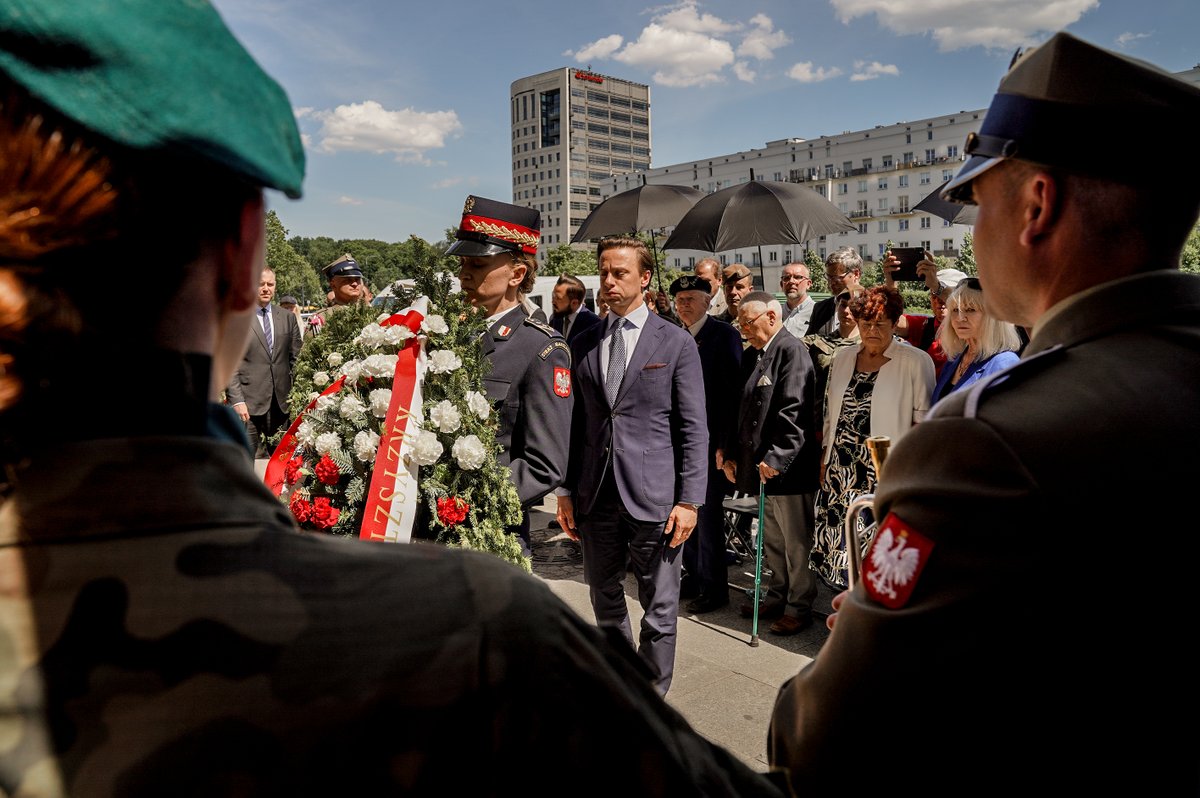 📸Warszawa. Wicemarszałek Sejmu @krzysztofbosak wziął udział w uroczystości odsłonięcia tablicy upamiętniającej ppłk. Wacława Lipińskiego.