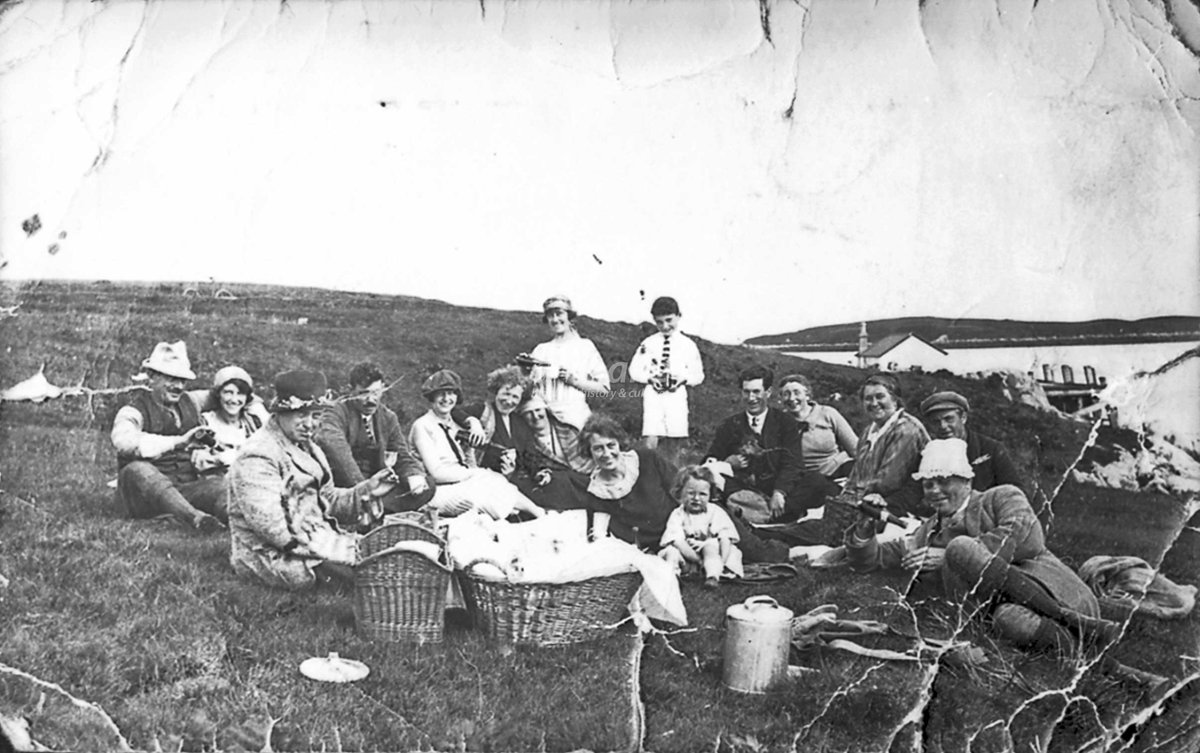 As always, thank you to everyone who sent in suggestions for last week's #mysteryphoto. The location of the picnic was identified as Port Pheadair (Peter's Port), #Benbecula