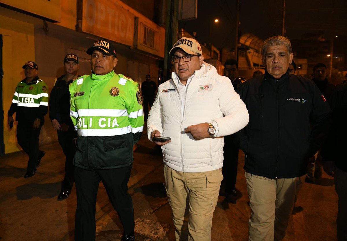 ✅ #AmanecerSeguro en #Chorrillos y en toda #Lima. #Ahora El ministro Juan José Santiváñez lidera el operativo que ejecuta la @PoliciaPeru y @MigracionesPe para contrarrestar la delincuencia y brindar seguridad a ciudadanos que salen a trabajar desde tempranas horas de la mañana.