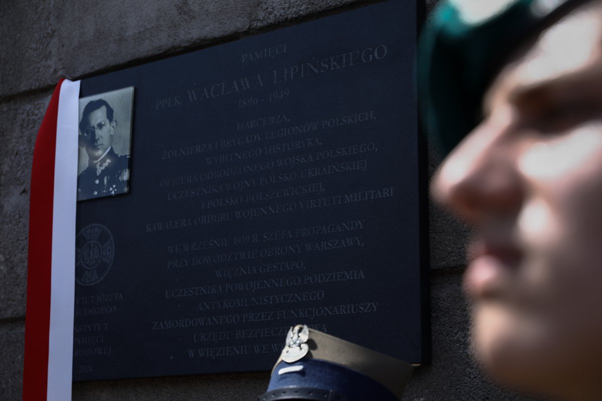 🎗️ W Warszawie na budynku PAST-y została odsłonięta tablica upamiętniająca ppłk. Wacława Lipińskiego. W uroczystości brał udział prezes #IPN dr <a href="/NawrockiKn/">Karol Nawrocki</a>.