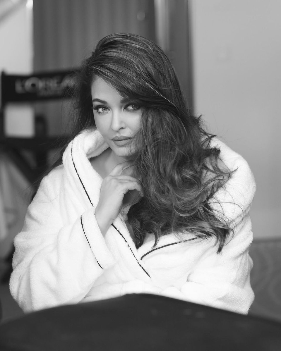 FabulousAish's tweet image. And L'Oreal Drops some of the most awaited pics of Our DROP Dead Gorgeous Diva!!! 
Face card that never declines...😍❤️
#AishwaryaRai #AishwaryaRaiBachchan 🔥🔥 @lorealparisfr @LOrealParisIn