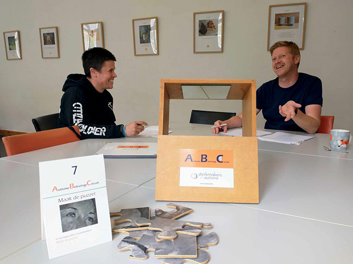 Onze sprekers bereiden zich voor met de nodige humor! 
Ontdek ons #AutismeBelevingsCircuit met aanvullende #getuigenis van een begeleider met #autisme. Meer info: autisme.be/categorie/curs….