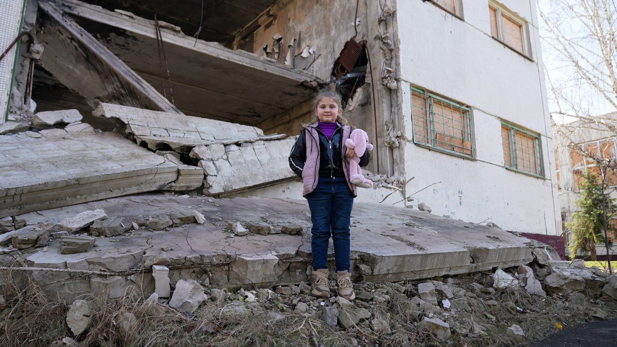 This is Angelina & those are the ruins of the school she should be at by now. But it's in Kharkiv & it was destroyed at the start of Russia's full-scale invasion of Ukraine

We'll be telling Angelina's story this week in 'Ukraine: Growing up under fire' on @BBCNews 
📹 @mattgodtv