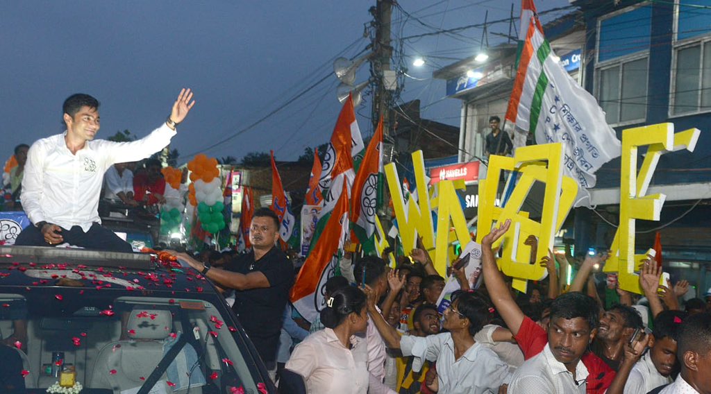 Today, Diamond Harbour's Josh is extremely high as Shri @abhishekaitc led a roadshow, the streets were filled with great enthusiasm and joy.   People from all walks of life and age ranges gathered at the event, pouring their hearts out.