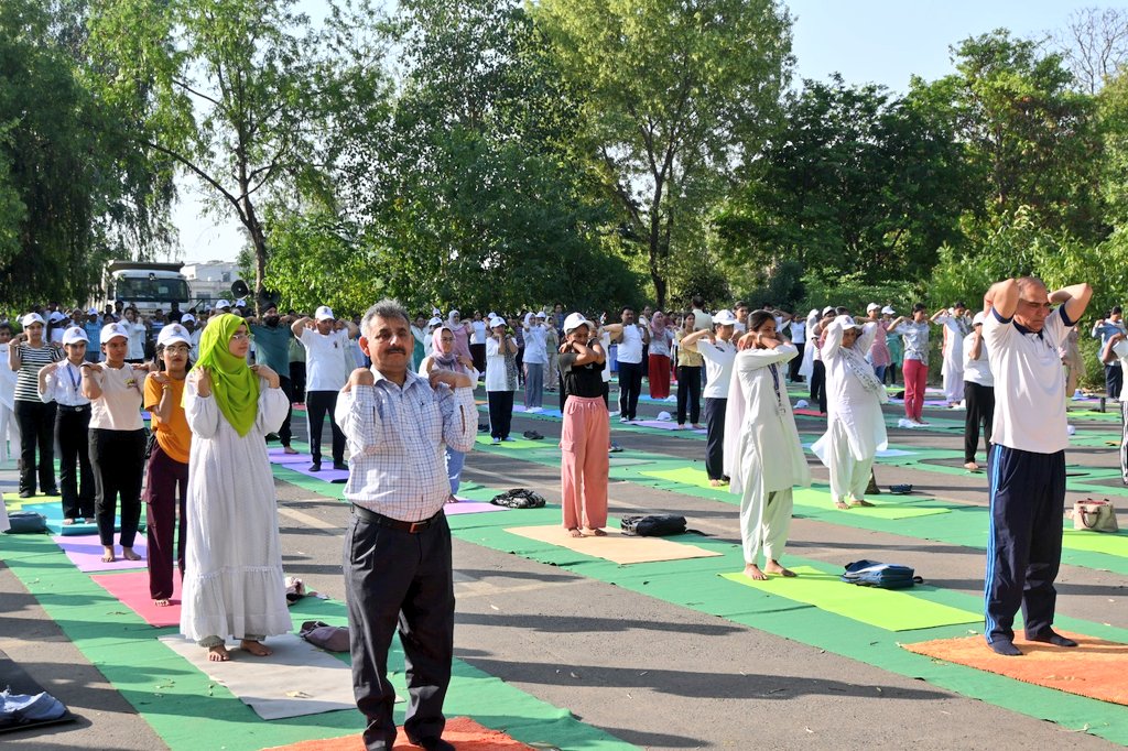 mdniy's tweet photo. Directorate of Ayush J&K in collaboration with the MDNIY, organised Yogotsav Countdown Program on 27.05.2024 at MAM College Gandhi Nagar, Jammu wherein 600 participants from various walks of life practiced CYP.
Here are a few glimpses👇
#Yiga #IDY2024 #Yogotsav2024 https://t.co/omdhJNO7Oh