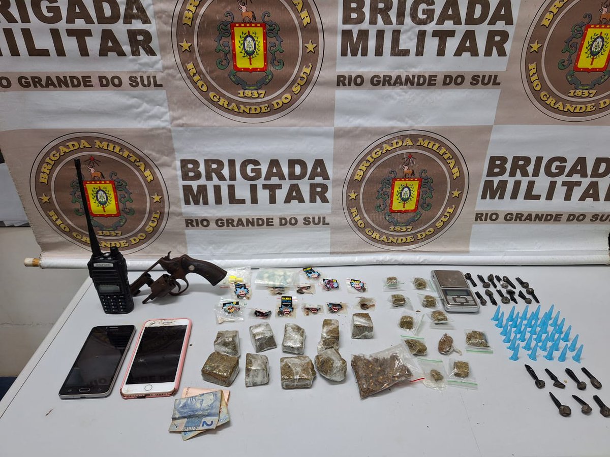 Brigada Militar realiza prisão por tráfico de drogas em Sapucaia do Sul

Foram apreendidos 21 porções maconha, 30 pinos e 19 porções cocaína, diversos comprimidos de mdma, 01 revólver cal. 32 com numeração suprimida, celulares, rádio de comunicação, balança, pochetes e dinheiro.