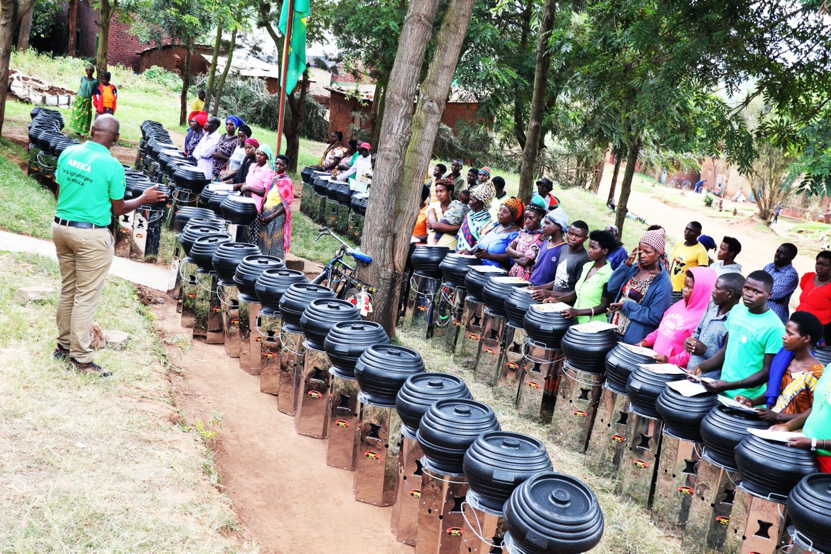 @RwandaForestry , @IucnRwanda are providing 1000 households with energy cooking stoves, following successful distribution of 1000 others in 2022 in @NyagatareDistr @KireheDistrict . #Rwanda #energyefficiency #sustainability. For More details, read: topafricanews.com/2024/05/28/rfa…