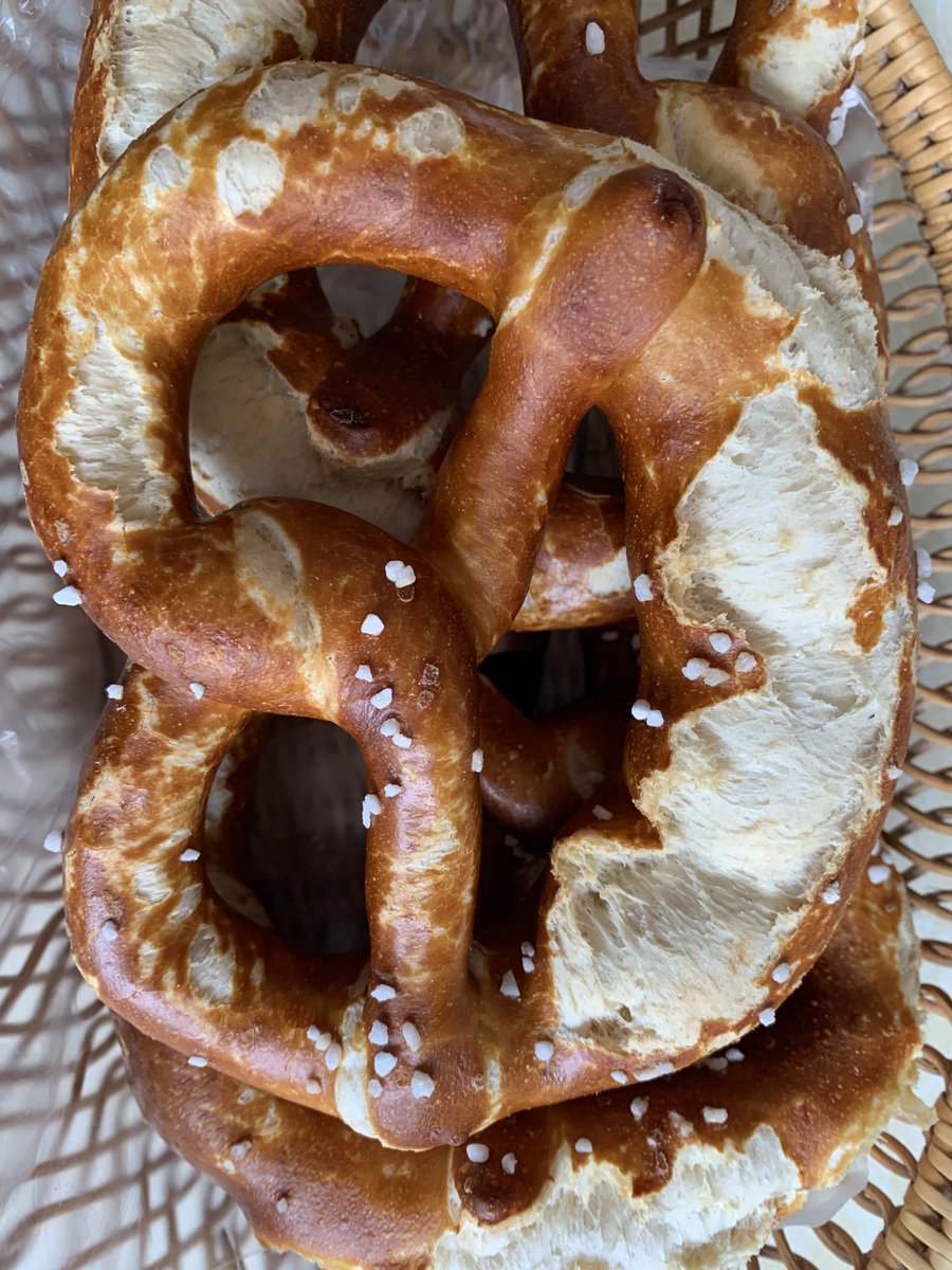 #Schuldenbremse lockern? Ja, meinetwegen, wenn man damit endlich ein Ausbildungsprogramm finanzieren könnte, das alle dt. Bäcker beim Brezenbacken auf Münchner Niveau bringt. Knusprig, aber nicht trocken. 😉🥨🥨🥨