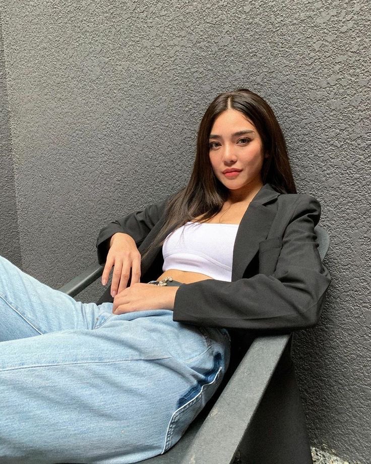 ️️

Edisi kasual outfit karena hari ini photoshoot lagi! 🙌🏻✨ so happy. 🤎 

 ️️