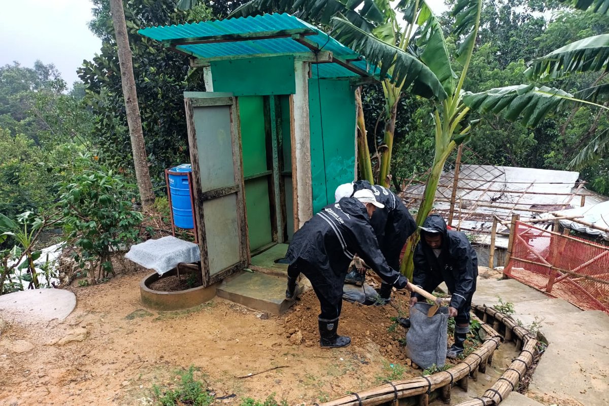 cp_intl's tweet photo. As #CycloneRemal approached #Bangladesh, #Rohingya volunteers supported by CPI helped prepare communities in #Kutupalong #Refugee Camp. They shared safety messages, cleared drainage channels, strengthened #WASH facilities, and tested water sources: https://t.co/YyVniUUXm2 https://t.co/wNhSUdmcZN