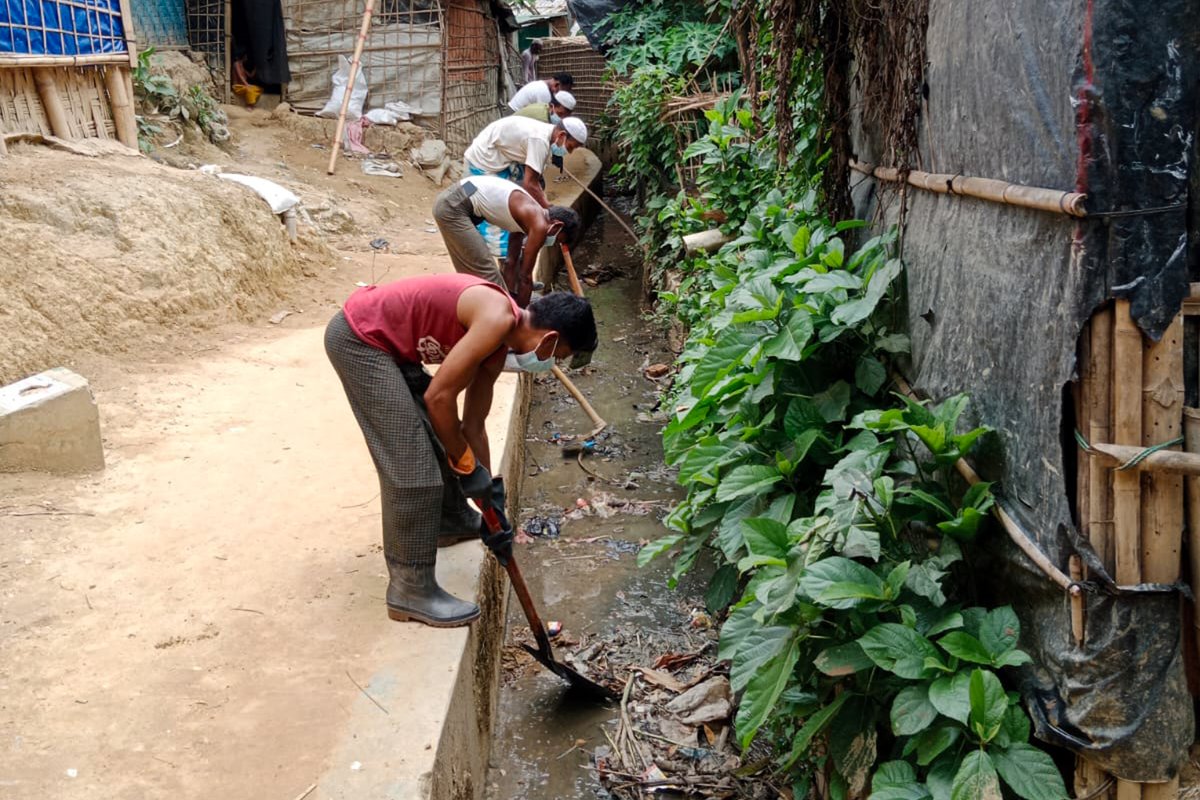 cp_intl's tweet photo. As #CycloneRemal approached #Bangladesh, #Rohingya volunteers supported by CPI helped prepare communities in #Kutupalong #Refugee Camp. They shared safety messages, cleared drainage channels, strengthened #WASH facilities, and tested water sources: https://t.co/YyVniUUXm2 https://t.co/wNhSUdmcZN