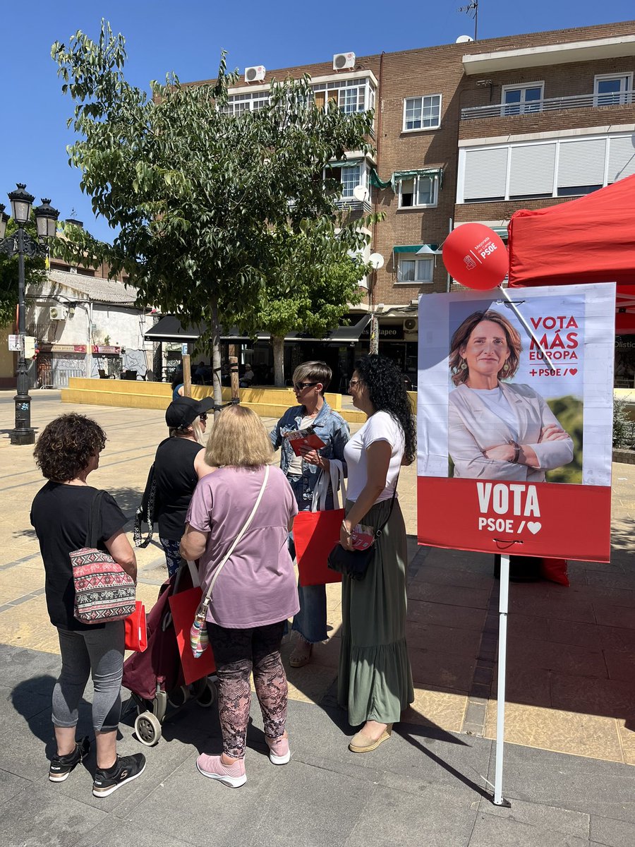 🌹 Hoy Mesa informativa en la Plaza de España con compañeros y diputados de la Asamblea de Madrid @psoe_m Volcados con la campaña para las elecciones europeas 🇪🇺 #MasEuropa #VotaPSOE❤️