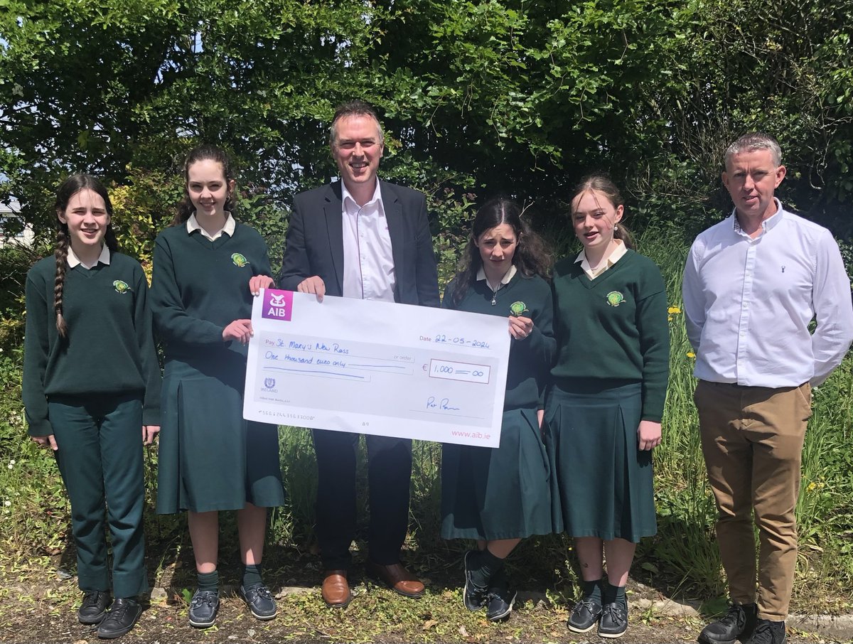 StMarys_Climate's tweet photo. Members of the St Mary's Climate Committee recieving their 1st place prize at the recent AIB School Impact Awards from Pat Breen @AIBIreland @mercynewross https://t.co/fYsa4gh4eM