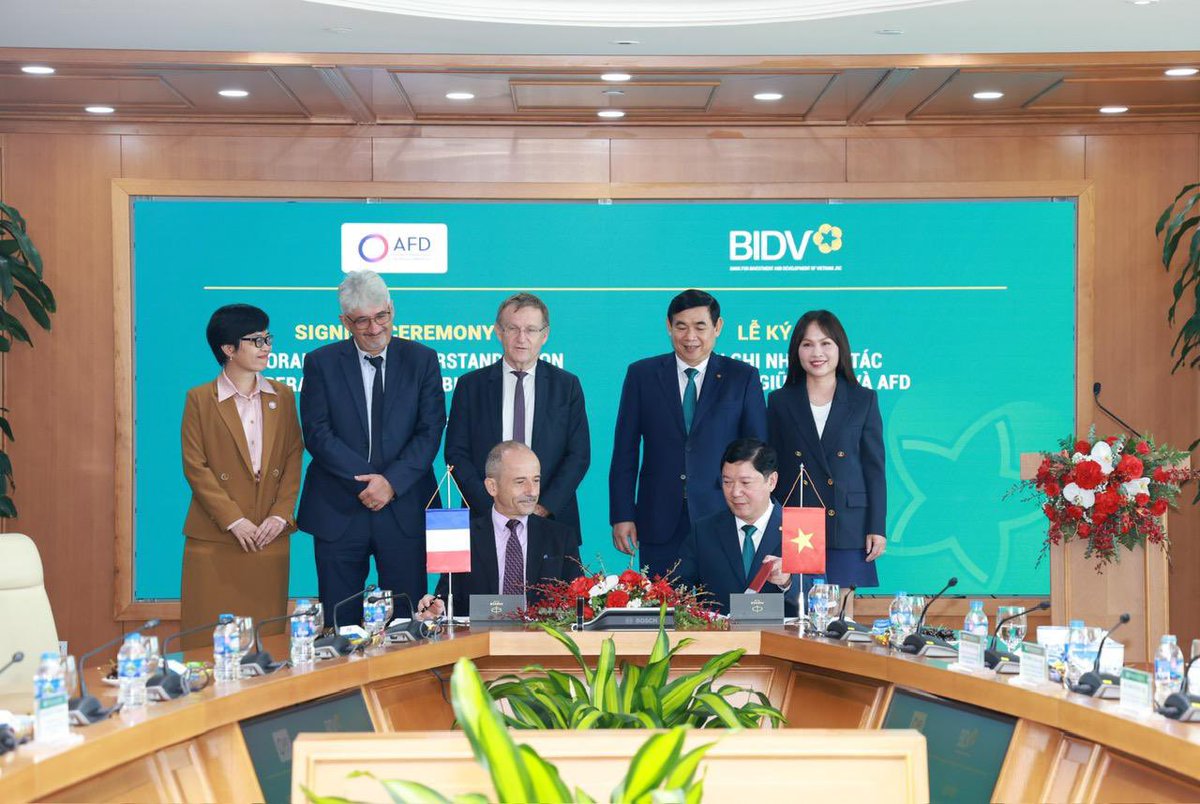 conan_herve's tweet photo. #Vietnam Signature of a promising Partnership agreement between @AFD_en and #BIDV the 1st 🇻🇳public bank to enhance #GreenFinance for #JETP, support its process to become a Bank #NetZero and facilitate its involvement in international green finance networks @FinanceInCommon https://t.co/FC6hxCfFmG