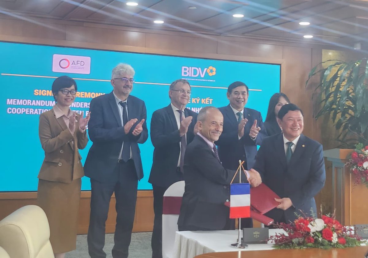 conan_herve's tweet photo. #Vietnam Signature of a promising Partnership agreement between @AFD_en and #BIDV the 1st 🇻🇳public bank to enhance #GreenFinance for #JETP, support its process to become a Bank #NetZero and facilitate its involvement in international green finance networks @FinanceInCommon https://t.co/FC6hxCfFmG
