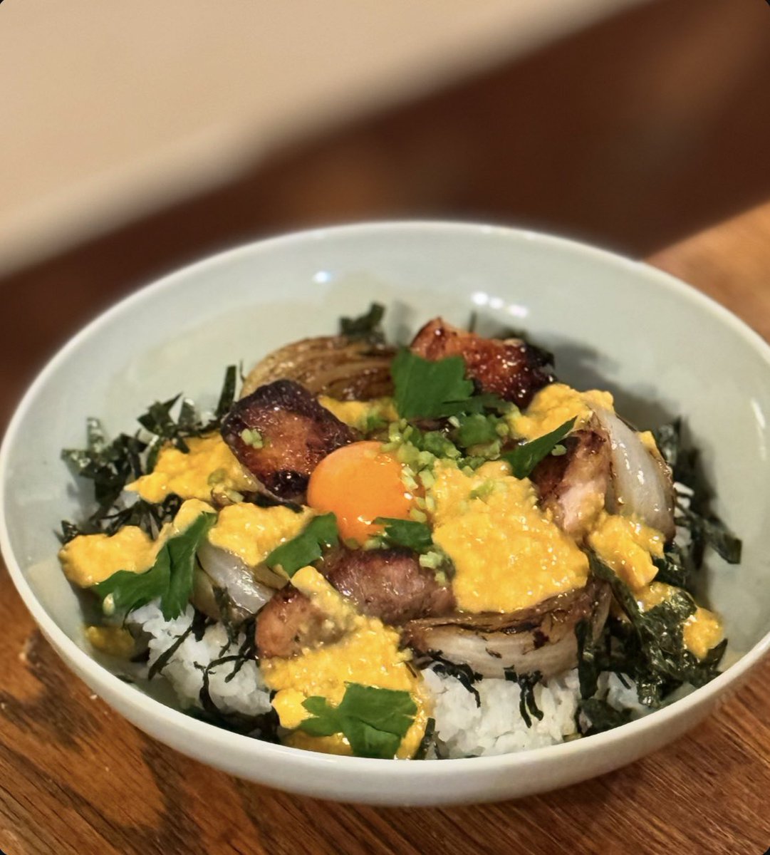 今日の晩飯ー！
・親子丼
・味噌汁

盛り付けがぐちゃぐちゃに…😂
器、間違えた…😂

三つ葉の茎を小口切りにして振りかけると
香がぷわ〜〜んと！✨✨✨

#おウチご飯　#親子丼
#料理好きな人と繋がりたい
#瀬戸焼