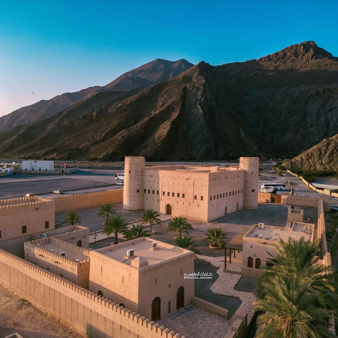 Bait Ar Rudaydah Castle, which dates back to the seventeenth century, is located in Nizwa, and with its distinguished location, it controlled the  the road heading to Jabal Akhdar. The large falaj known as Falaj Khatmayn passes this castle ✨

📸 @khalfan_salhami 

#Oman