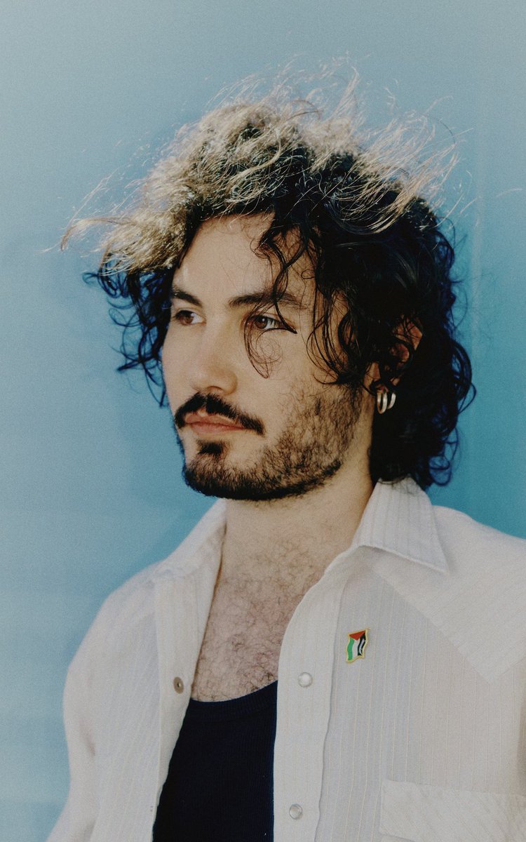 TimeZoppe's tweet image. On s'est posées sur une plage cannoise avec la Reine du queer Alexis Langlois pour parler en détail des "Reines du drame", son premier long explosif, musical et déchirant présenté à la @semainecannes 🎇
📸 Julien Liénard