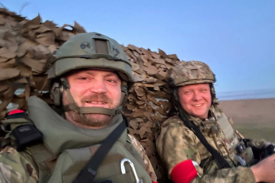 Russian cameraman Alexander Pushin was wounded by shrapnel in the Kharkov area, military correspondent Yevgeny Poddubny told Sputnik. Both journalists were preparing a report on the Russian troops' offensive while accompanying soldiers in Volchansk when Pushin (right in the