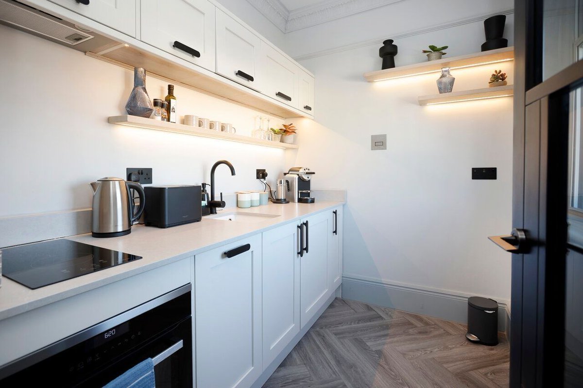 NeptuneApartme2's tweet photo. Escape to luxury in The Blockley apartment from June 3rd to 10th!
With modern amenities and discounted rates for longer stays, book now and make #Cheltenham your #homeawayfromhome! https://t.co/DHZrEfKRCY ✨
#NeptuneApartments #Getaway #LuxuryApartment #ReducedRates #Travel https://t.co/mUVgJdwfDa