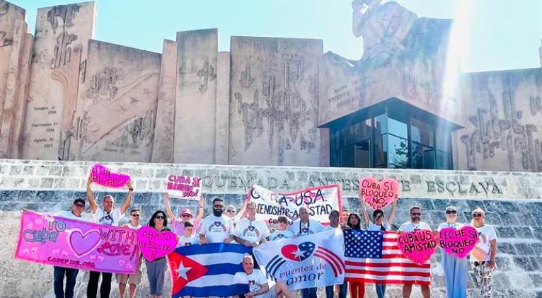 Representantes de las organizaciones estadounidenses Puentes de Amor y Codepink realizaron este lunes una donación a centros de salud de #Cuba
#LatirAvileño 
#FlorenciaVaConTodos