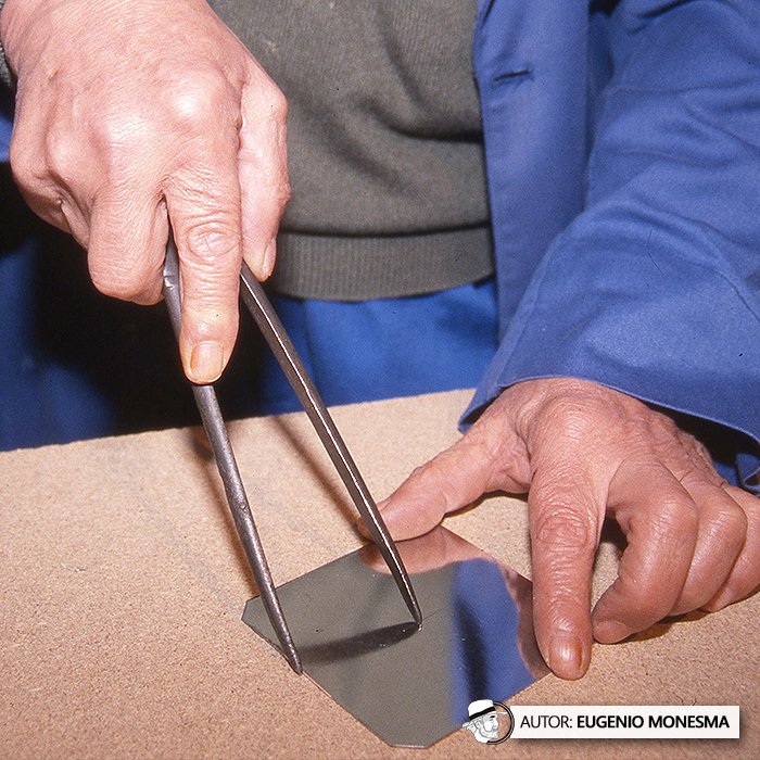 EugenioMonesma's tweet image. 💡 Es increíble ver como a partir de una chapa de #hojalata y unos cristales se puede crear un #candil o #farol de forma #artesanal. ¡Qué arte!

En 2003 Juan Galán me mostró paso a paso su trabajo con esta #chapa de #latón.

📽️ Documental COMPLETO (14'): youtu.be/4Q1UwHrKjrc