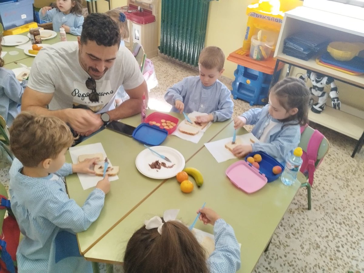 Los niños y niñas de tres años hemos realizado el ‘Taller de Comida’ de este trimestre con ayuda de algunos papás y mamás. ¡Cómo nos hemos puesto! 🤤🍌🍫 #FEJG #cristoreyjaen #contigo