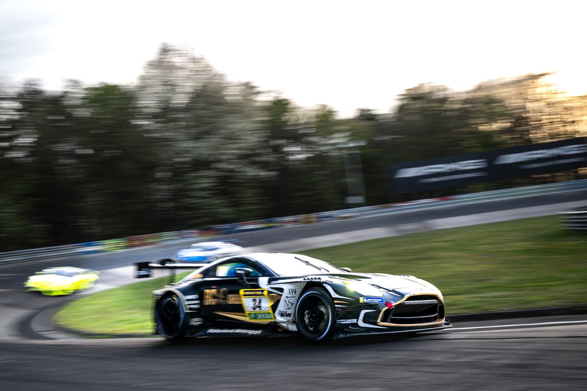 What’s that coming over the hill…? 📸 Walkenhorst Motorsport #AstonMartin #Vantage #24hNBR