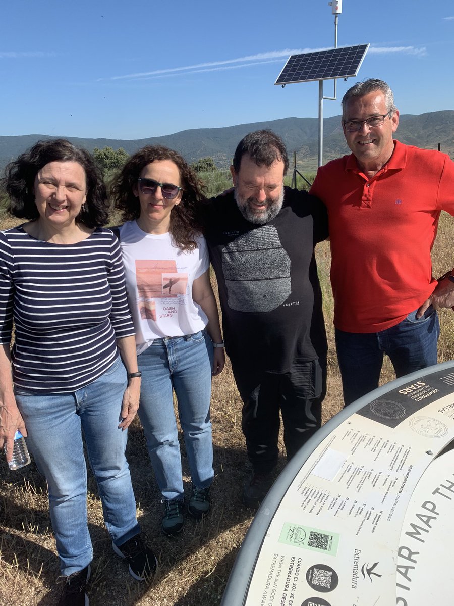 cprtrujillo's tweet photo. Hoy hemos colocado el QR con el audio de la leyenda de Roso de Luna en el Mirador Celeste de Logrosán. Representantes del ayuntamiento y del IES Mario Roso de Luna, autores del audio. Un gran recurso para una maravillosa localización. @ExtBuenasNoches @UpeCaceres @InnovacionForm https://t.co/x5SUzUGUzB