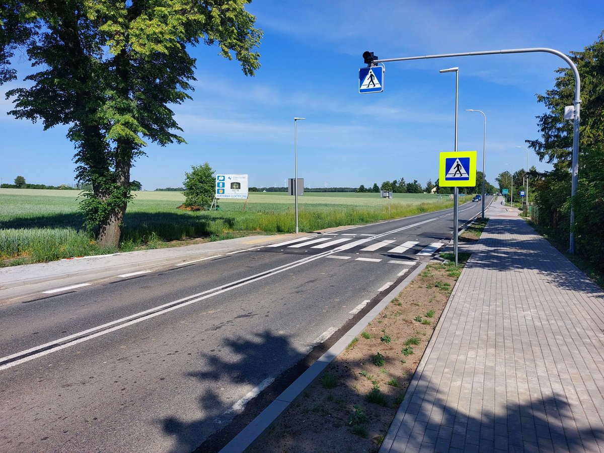 Poprawiliśmy bezpieczeństwo na #DK57  Obiecanowo-Maków Maz. Na dł. ok 2,5km powstały: kolektor deszczowy, chodnik, zatoki autobusowe, przejścia dla pieszych z oznakowaniem i oświetlenie uliczne. Wzmocniliśmy przepusty z barierami i wygrodzeniami dla pieszych. #mazowieckie