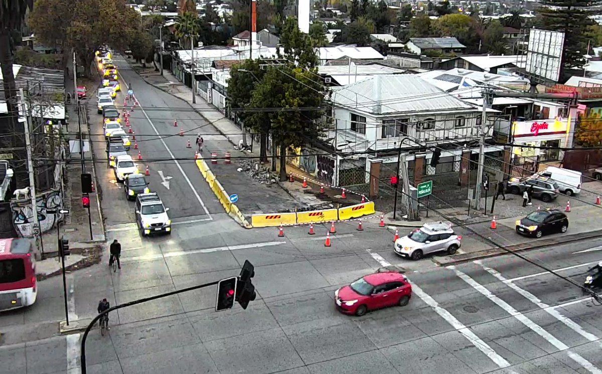 TTISantiago's tweet photo. RECORDAMOS (07:44) que desde ayer lunes y hasta el miércoles 29 de mayo está reducida la pista de ingreso a José Arrieta al oriente desde A. Vespucio, por trabajos de #AVO2. Hay una pista por sentido en José Arrieta hacia este cruce https://t.co/CcAkfy8DXW