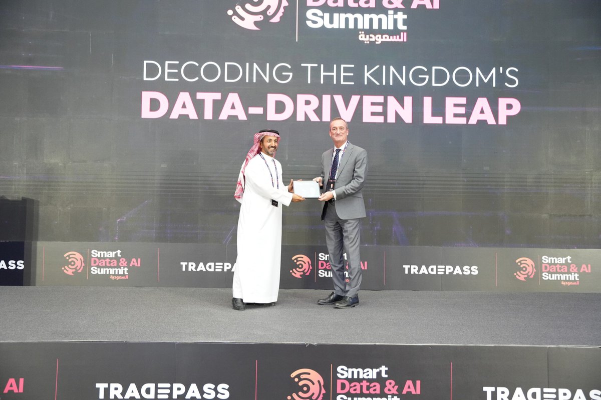 Tradepassglobal's tweet image. Smart Data &amp;amp; AI Summit 2024 – Saudi Arabia just witnessed a great session by JOHN SEED (Group Director - Strategy &amp;amp; Development, DAR AL RIYADH).
#SDAIS #SmartDataAISummit #SaudiArabia #DataAI #Innovation #bigdata #dataanalytics #data #AI #datacentre #dataprivacy #tradepass