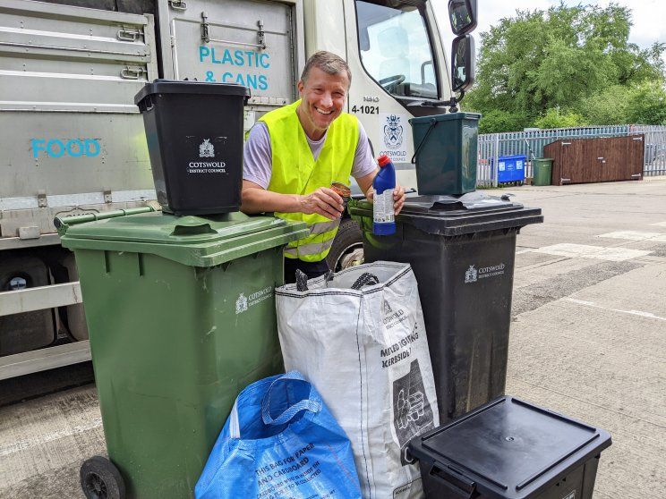 Bin day change for over half of #Cotswold households: buff.ly/3R2ea48 @CotswoldDC