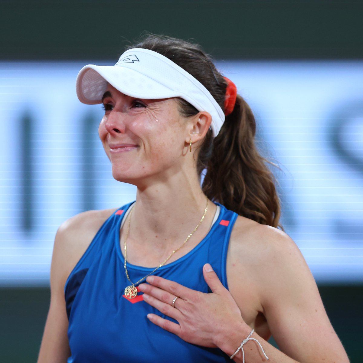 Sconfitta da Zheng al primo turno, a 34 anni Alizé Cornet chiude una carriera da:

📌 69 presenze consecutive agli Slam (record WTA)
📌 72 presenze totali  
📌 6 titoli in singolare
📌 3 titoli in doppio
📌 Best ranking da #11 al mondo

#RolandGarros