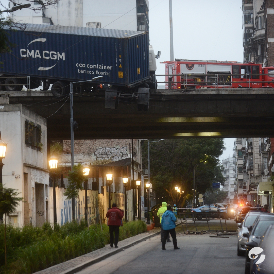 🔴 Un camión perdió el control y quedó colgando de la autopista 25 de Mayo. 📲 Más información: clar.in/3QZmstq