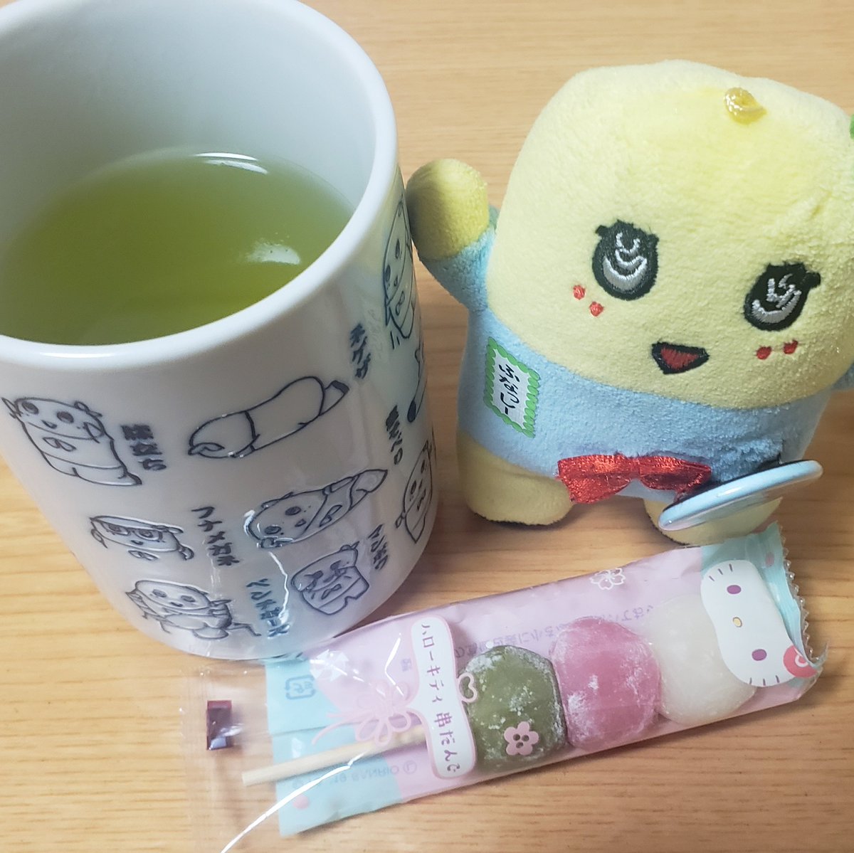 今日のお茶菓子は京都みやげのハローキティ3色だんごd('∀'*)