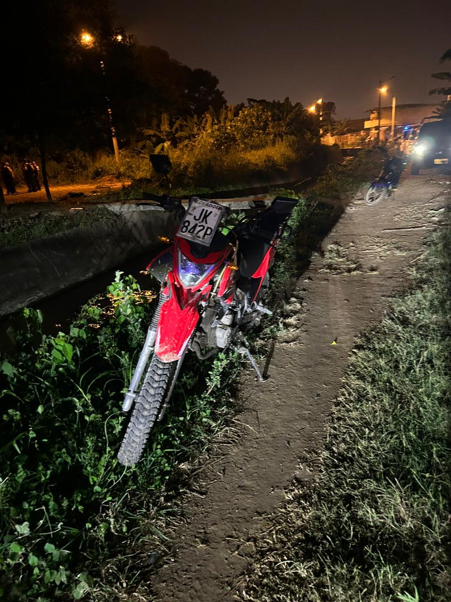 📌#ElOro Las @FFAAECUADOR durante una operacion militar de control de armas en el sector de la Unión Colombia de la parroquia El Cambio, se aprehendió a dos ciudadanos y se decomisó: - 01 mini usi calibre 8x18 Luger. - 26 municiones. - 01 motocicleta reportada como robada.