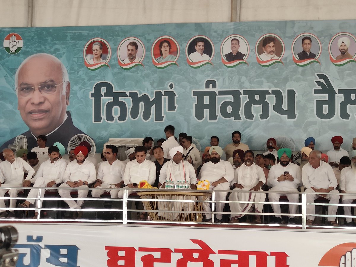 #Congress President Mallikarjun Kharge wearing a white turban reached at a poll rally in Kotkapura of #Faridkot district.

@kharge @INCIndia @INCPunjab