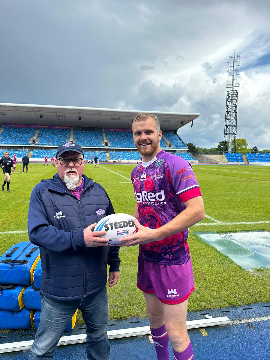 🤝 | We were delighted to welcome @HurricanesRLSC as the matchball sponsor for Sunday's game 🆚 North Wales Crusaders. 📸 | Supporters Club committee member Tim Poulter delivered the matchball to the officials before kick-off, but not before a snap with Captain Matty Welham!