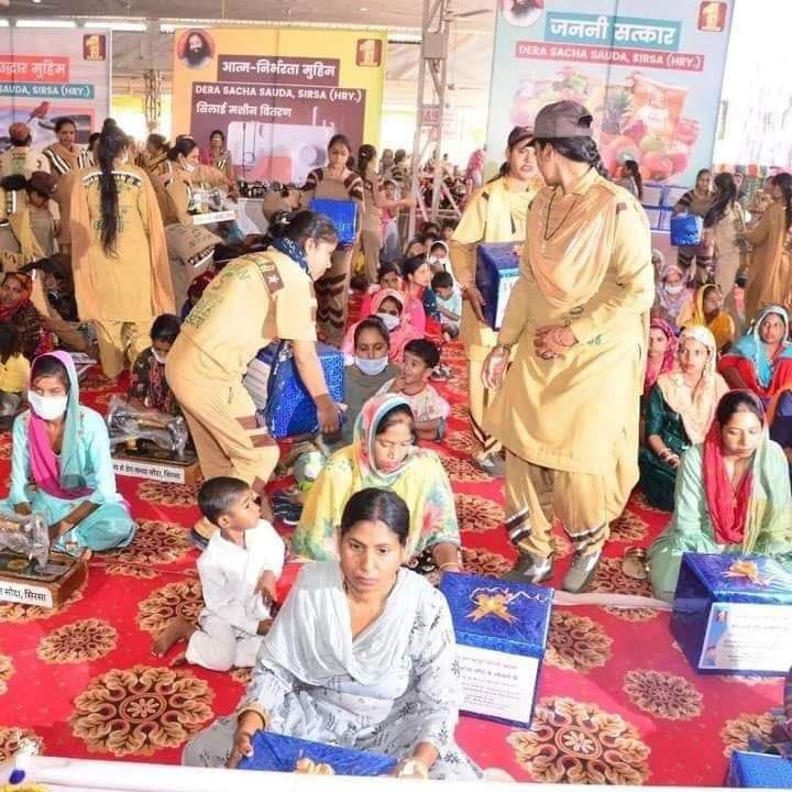 Clothes are essential on every seasons. Dera Sacha Sauda followers distribute clothes to needy and poor people under the cloth bank campaign with the holy inspiration of Saint MSG insan 
#clothBank