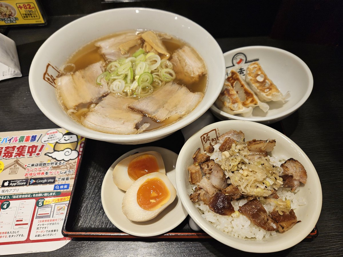 仕事終わって帰り途中に地元まで戻ってきてから雨風が強いため雨宿りがてら喜多方ラーメン坂内に寄って満足B定食を頂いて帰ります🤗🍜

折り畳み傘が既に崩壊してて使い物にならないので、ラーメン食べたらずぶ濡れ確定で帰る予定です😆☔