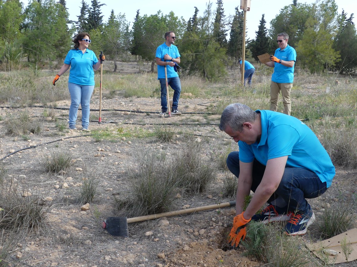 🌱🍃 El pasado jueves, voluntarios de la Caixa participaron en la plantación de 50 plantones de flora autóctona en San José Obrero- La Vaguada, en Cartagena, con motivo del mes de acciones sociales de la Caixa

@FBiodiversidad #ProyectosPRTR #PlandeRecuperacion #NextGenerationEu