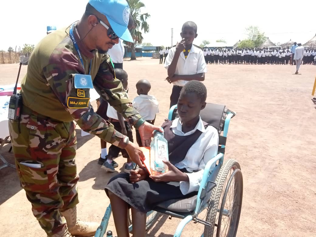 #PeaceBegins☮️with helping hands! In Kuajok, #SouthSudan, some 700 school students were overjoyed when #UNMISS peacekeepers from #Bangladesh🇧🇩 gave them pens🖊️, water bottles, schoolbags🎒, notebooks📓, rulers📏, geometry boxes📐, pencils✎ & books📚 Thank you, Bangladesh👏🏾 #A4P