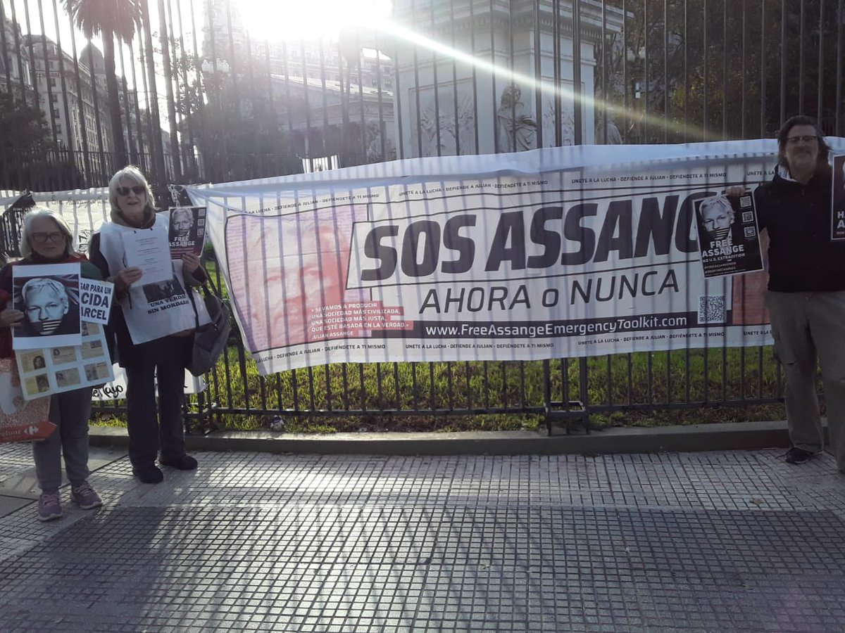 Meanwhile in Argentina, supporters gathered to put pressure on the Biden administration with the message “Now or never”

#LetHimGoJoe #FreeAssangeNOW #JournalismIsNotACrime