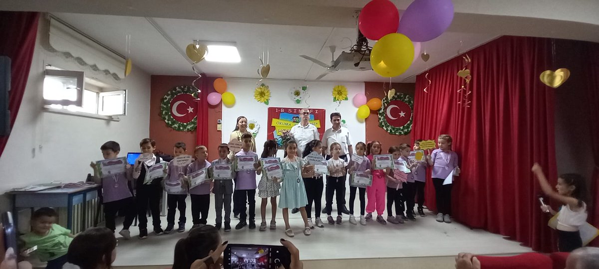 Okuma-Yazma serüvenini başarıyla tamamlamanın heyecanını yaşayan 1/B sınıfı hazırladıkları programda şarkılar söyleyerek, şiirler okuyarak ve skeçler canlandırarak Okuma Bayramı'nı coşkuyla kutladı. <a href="/Aydin_MEM/">Aydın İl Millî Eğitim Müdürlüğü</a> <a href="/CineIlce/">Çine İlçe Milli Eğitim</a> <a href="/ekicis20/">Süleyman EKİCİ</a> <a href="/KYavuzkan/">Sadık Yavuzkan</a> <a href="/KorhanKaraca7/">Korhan Karaca</a> <a href="/buyuksarialper/">alper büyüksarı</a>