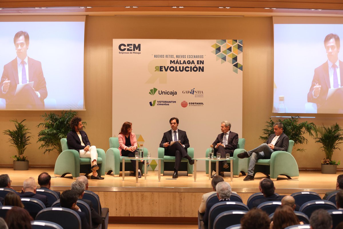 💬 #MálagaEnRevolución | Comienza la mesa redonda de nuestro foro empresarial. Contamos con Antonio Gómez-Guillamón (@AERTECsolutions), Bernardo Quintero (@GoogleES), Paco Ávila (@institutoMEDAC) y Myriam García-Berro (@Eurecat_news).