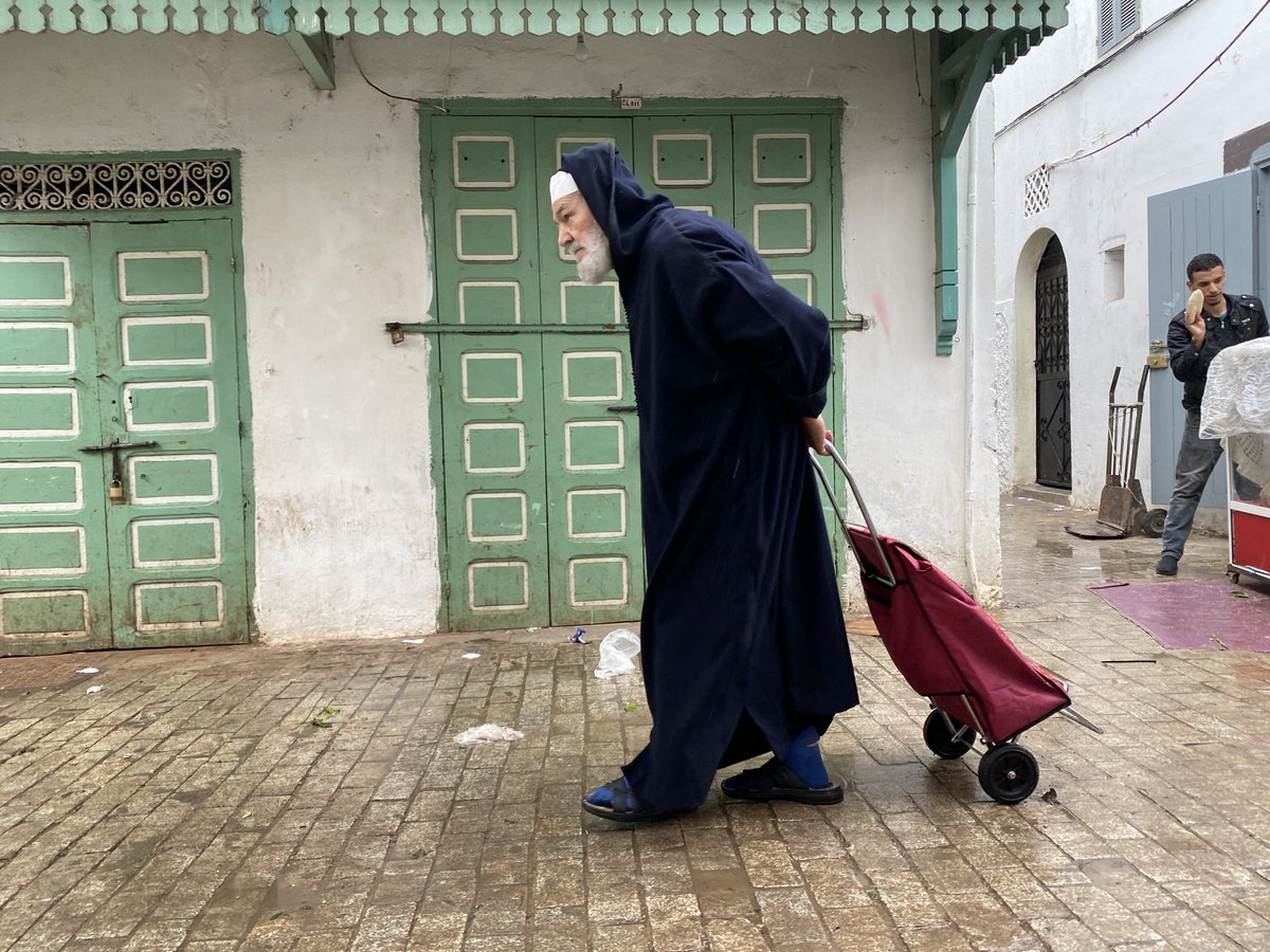 Instants fugaces de vie. Medina de Rabat, 2024. 

 #morocco 
#streetphotography 
#photographie 
#shotoniphone #filmphotography  #GR2 #FUJIFILM #Leica #life_is_street #Photography #photographyisart #urbanphotography #東京カメラ部 #ファインダー越しの私の世界 #xt2 #ThePhotoHour