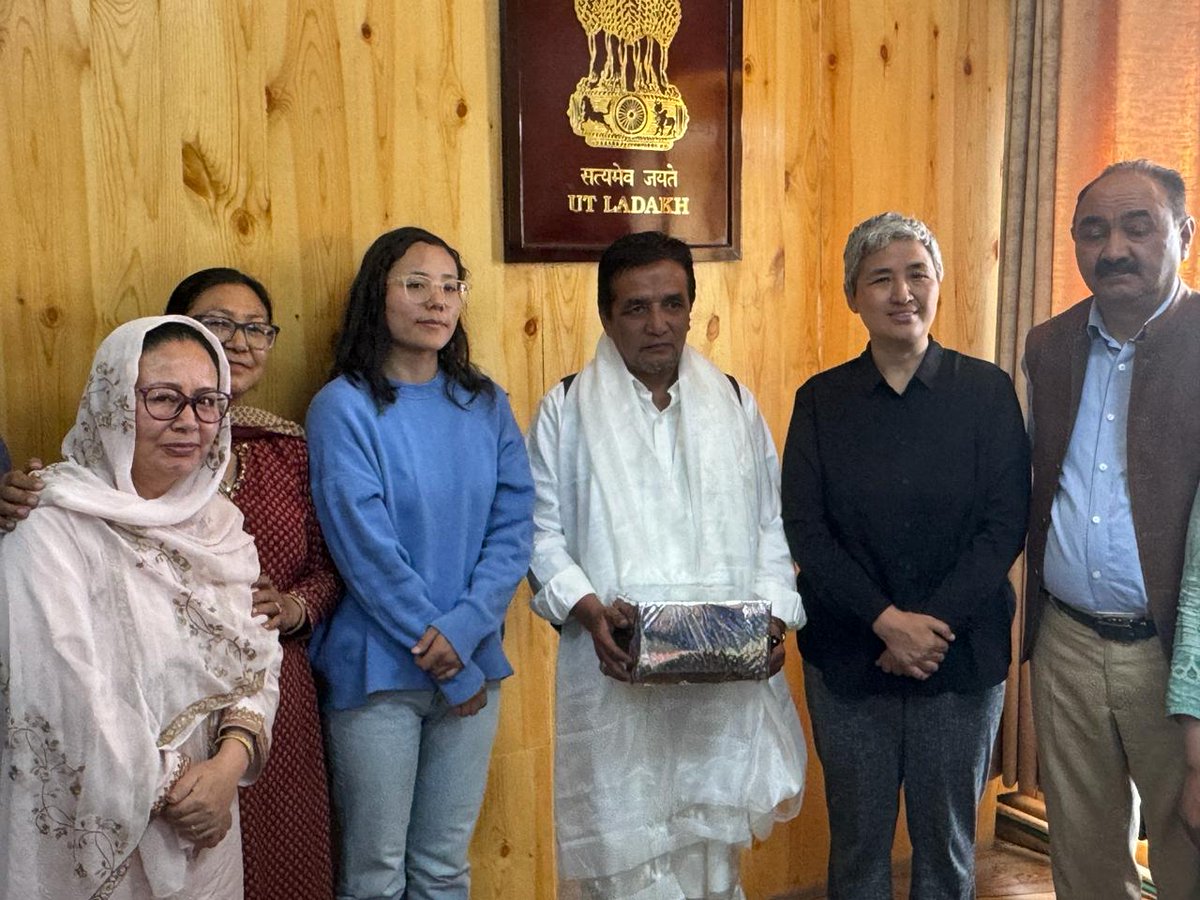 Commissioner Secretary, Ms Padma Angmo (IIS) and Director Ms Tashi Dolma (KAS) Social & Tribal Welfare Ladakh accorded warm Farewell to Aga Syed Murtaza, CDPO ICDS Project Tai Suru on his superannuation/retirement. @LadakhSecretary @Info_Ladakh @ddnewsladakh @DDNewslive 1/2