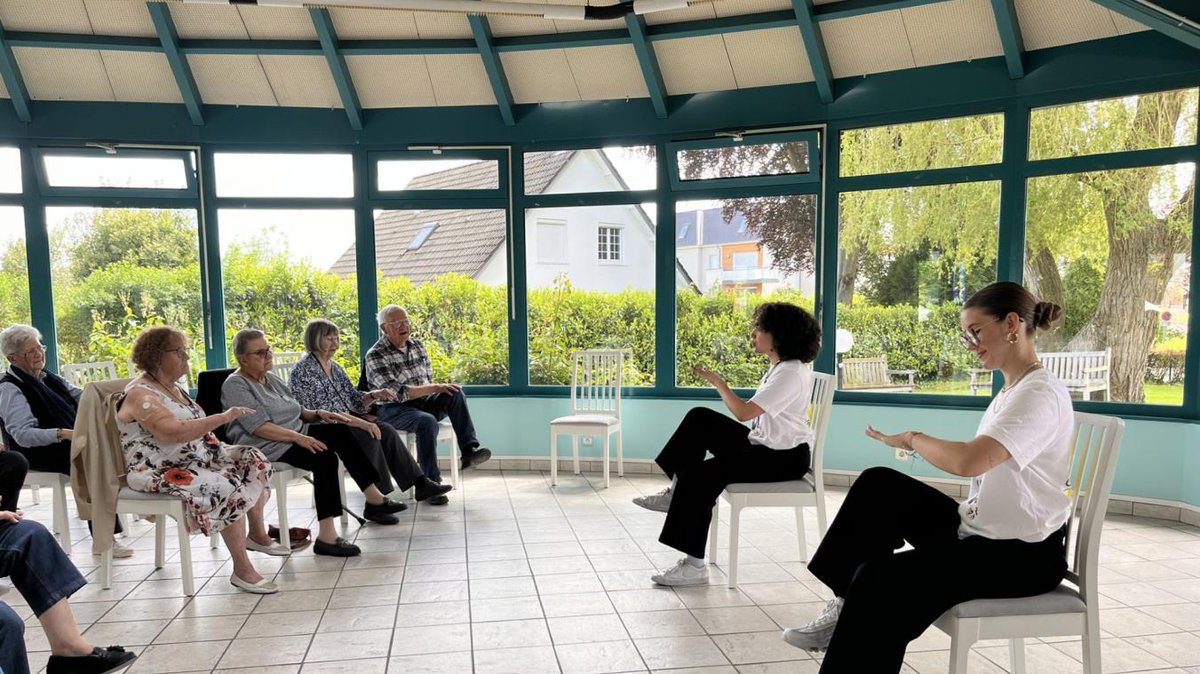 L’objectif : faire découvrir aux seniors le hip-hop et sa culture en créant une chorégraphie qui nécessite juste d’être assis 🤩 #Rouen #Normandie #Insolite paris-normandie.fr/id526957/artic…