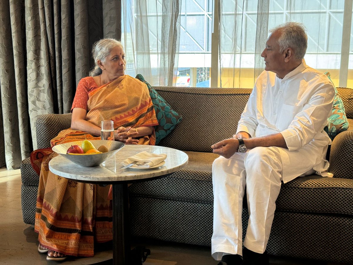 Smt @nsitharaman interacts with Shri @sunilkjakhar, State President - @BJP4Punjab, in Ludhiana, Punjab.